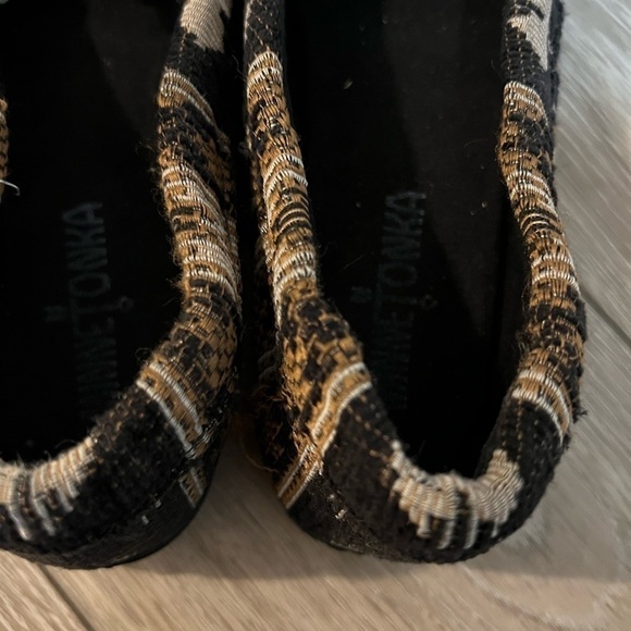 Minnetonka Aztec Print Black & Brown Moccasins 6.5 - Picture 9 of 10